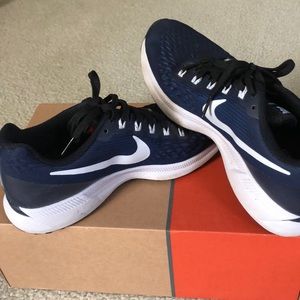 New in box woman’s Nike Air Max sequent 4 sz 7.5